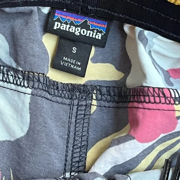 Patagonia Womens shorts size Small floral. 1121 - Picture 3 of 5